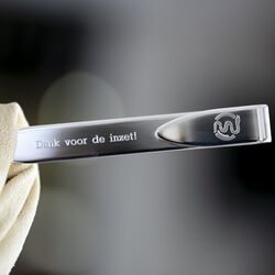 Gravering op bladwijzer esculaap en tekst