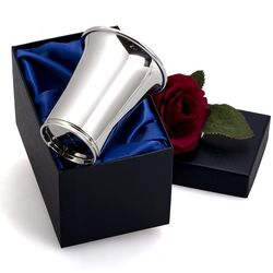 Zilveren geboortebeker recht met een filetrand