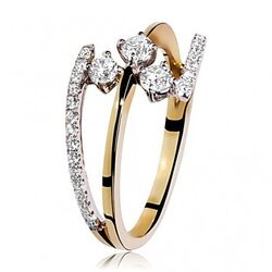 Gouden ring bezet met vele heldere witte briljanten