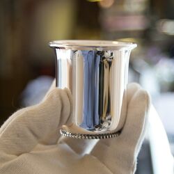 Elegante zilveren baby drinkbeker tulpvorm met een parelrand