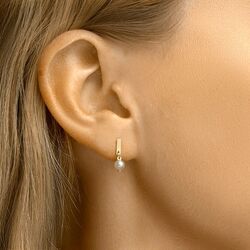 Geelgouden oorstekers met staafje en zoetwaterparel