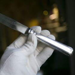 Antiek mes met een zilveren heft gemaakt door E. de Haas te Amsterdam rond 1850