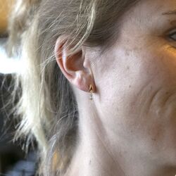 14 Karaats gouden oorstekers elk bezet met 3 briljanten