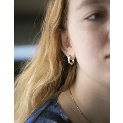 Gebogen zilveren creolen glanzend rond met een slag