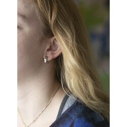 Gebogen zilveren punt creolen met een slag 1e gehalte zilver