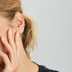 Kleine geelgouden oorstekers paperclips