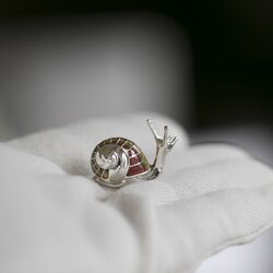 Saturno zilveren slak met prachtig emaille