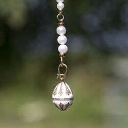 Fabergé hanger verguld zilver wit emaille met zirkoon 01480