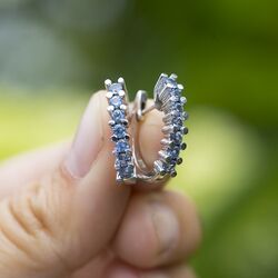 Zilveren creolen jeans blauw zirconia