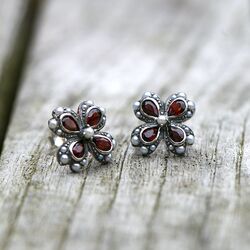 Zilveren oorstekers granaat pareltjes