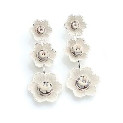 Zilveren set hanger en oorbellen witte bloemen Diluca