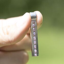 Zilveren langwerpige hanger bezet met paars zirkonia