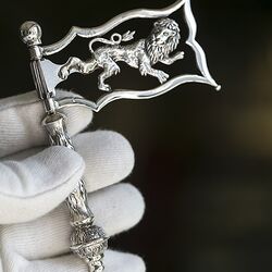 Zilveren rammelaar leeuw