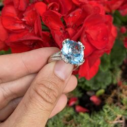 Witgouden ring met een enorme topaas en briljanten