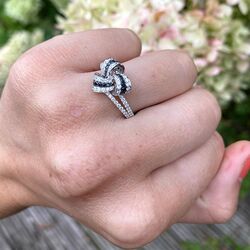 Witgouden ring strik wit en zwart briljant