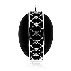 Zwart speldenkussen met zilver montuur