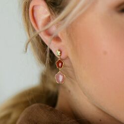 Geelgouden oorbellen roze en rode bloemen carneool chalcedoon