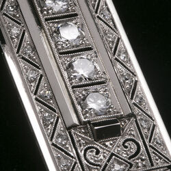Paltina hanger met briljant geslepen diamant 1930
