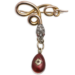 Gouden broche slang met ei-hanger roosdiamanten en rood emaille antiek rond 1900