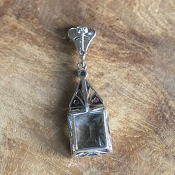 Zilveren hanger met topaas robijn en pareltjes