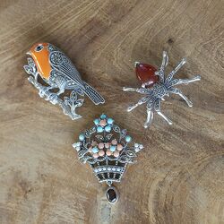 Zilveren broche roodborstje oranje emaille onyx