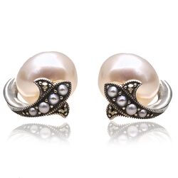 Zilveren parel oorstekers haai met kleine pareltjes