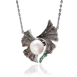 Zilveren ketting Ginkgo hanger met parel en smaragd