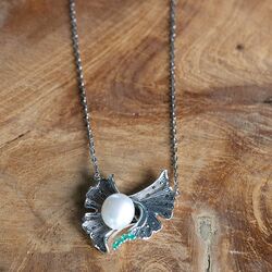 Zilveren ketting Ginkgo hanger met parel en smaragd