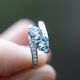 Witgouden diamanten ring met twee hartvormige aquamarijnen