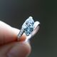 Witgouden diamanten ring met twee hartvormige aquamarijnen