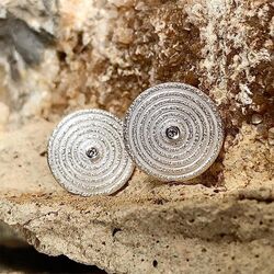 Bastian Inverun set round n round met diamantje