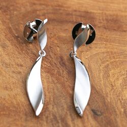 Lange zilveren oorbellen matte bladeren