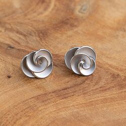 Zilveren oorbellen bloem mat met glanzende randen