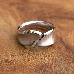 Zilveren ring golvende vorm