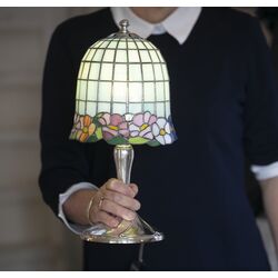 Lamp Tiffany stijl lamp met een zilveren voet gemaakt in Italie