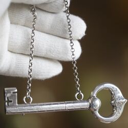 Zilveren breipendoppenhouder en schede in sleutelvorm antiek naaigerei 