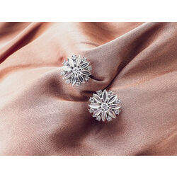 Witgouden oorstekers bloemetje met diamantjes