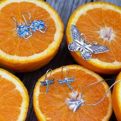 zilveren vlinderbroche blauw emaille en edelstenen