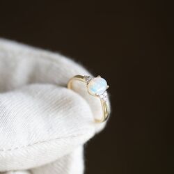 Gouden ring bezet met opaal en 6 briljanten