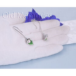 Zilveren oorbellen groen emaille met parel aronskelk calla