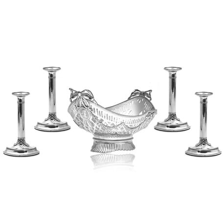 Set van 4 antieke zilveren kandelaars met een antieke zilveren broodmand 