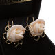 Gouden oorbellen met baby koraal gesneden in de vorm van een roos