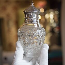 Antieke kristallen theebus mooi geslepen met een zilveren montuur en dop gemaakt rond 1900