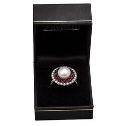 Zilveren parelring met granaatjes