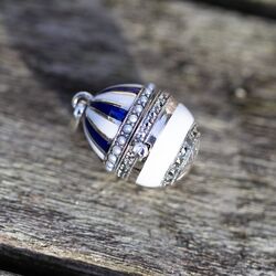 Zilveren eihanger wit blauw met vogeltje