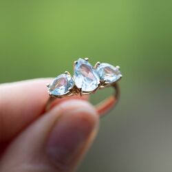 Geelgouden ring met drie topazen waarschijnlijk engels