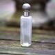 Fries draaglazen parfumflesje met een zilveren dop met een ribpatroon Nederland rond 1910