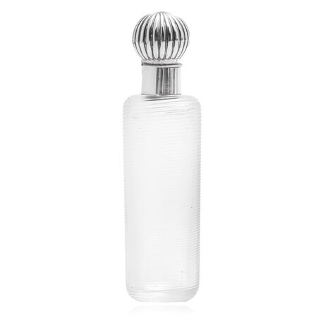 Fries draaglazen parfumflesje met een zilveren dop met een ribpatroon Nederland rond 1910