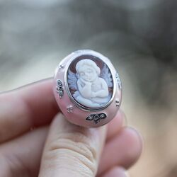 Diluca ring roze emaille met camee engel