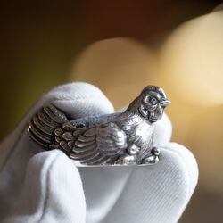 Oud zilveren speldenkussentje in de vorm van een kip gemaakt door Topazio te Portugal 